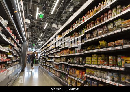27. Februar 2020, Seattle, Washington, USA: Ein Kunde kauft am 27. Februar 2020 bei Amazon Go Grocery ein Handy in der Hand. Anfang der Woche eröffnete der erste kassenlose Supermarkt der Tech companyâ in Seattleâ Capitol Hill. Kunden scannen eine Amazon Go App, um in das 10.000 Quadratmeter große Geschäft zu gelangen, die Produkte mitzunehmen und ohne Auschecken zu gehen. â œJust Walk Out Technologyâ€ nutzt ein komplexes System aus Kameras und Sensoren, um Einkäufe zu verfolgen. Bereits in den kleineren Amazon GO-Supermärkten wird bereits Gebrauch gemacht Amazonâ. (Foto: © Paul Christian Gordon/ZUMA Wire) Stockfoto
