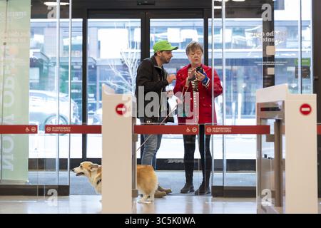 Februar 2020, Seattle, Washington, USA: Ein Mitarbeiter hilft einem Kunden am 27. Februar 2020 mit ihrem Handy bei Amazon GO Grocery. Anfang der Woche eröffnete der erste kassenlose Supermarkt der Tech companyâ in Seattleâ Capitol Hill. Kunden scannen eine Amazon Go App, um in das 10.000 Quadratmeter große Geschäft zu gelangen, die Produkte mitzunehmen und ohne Auschecken zu gehen. â œJust Walk Out Technologyâ€ nutzt ein komplexes System aus Kameras und Sensoren, um Einkäufe zu verfolgen. Bereits in den kleineren Amazon GO-Supermärkten wird bereits Gebrauch gemacht Amazonâ. (Bild: © Paul Christian Gordon/ZUMA Stockfoto
