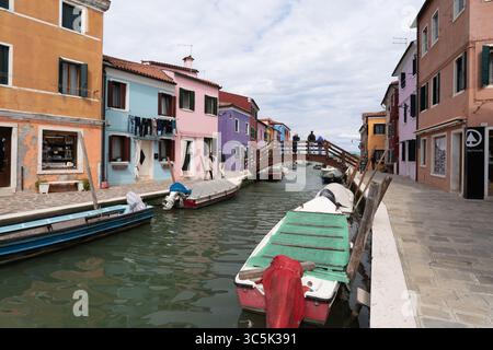 Blick auf die Insel Burano in der Lagune von Venedig, Italien Stockfoto