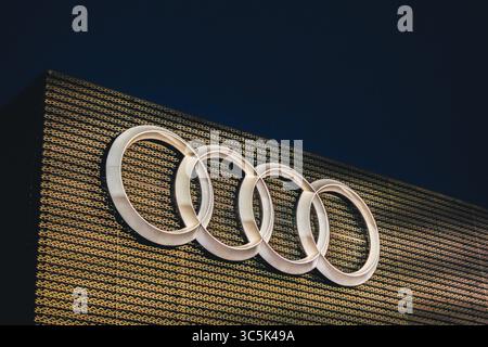 Almaty, Kasachstan - 11. Juli 2025: Markenlogo der Marke Audi bei Nacht auf einem Gebäude. Deutscher Automobilhersteller Stockfoto