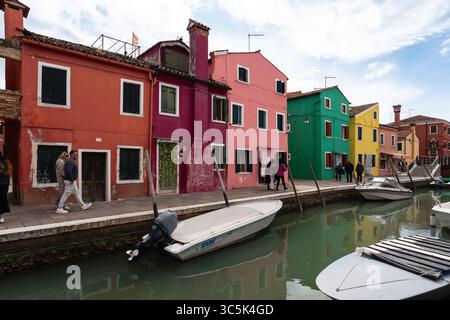 Blick auf die Insel Burano in der Lagune von Venedig, Italien Stockfoto