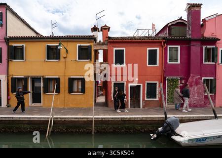 Blick auf die Insel Burano in der Lagune von Venedig, Italien Stockfoto