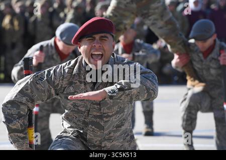 21. Februar 2020 – Biloxi, Mississippi, USA – US Air Force Airman 1st Class Carlos Pajaro, Mitglied des 335th Training Squadron Freestyle Drill Teams, tritt während des 81st Training Group Drill Down auf der Levitow Training Support Facility Drill Pad auf der Keesler Air Force Base, Mississippi, 21. Februar 2020 auf. Flieger der 81. TRG nahmen an einer vierteljährlichen Inspektion der offenen Ränge, einer regulatorischen Drill-Routine und einer Freestyle-Drill-Routine Teil. Keesler bildet jedes Jahr mehr als 30.000 Studenten aus. Während der Schulung erhalten Airmen die Möglichkeit, sich freiwillig zu erlernen und Drilldown-Routinen durchzuführen. (Guthaben Im Stockfoto
