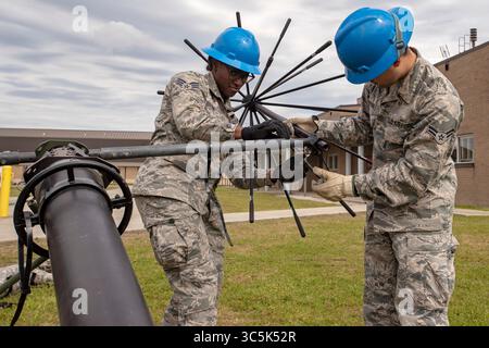 26. Februar 2020 - Gulfport Combat Readiness Traini, Mississippi, USA - Flieger der 255th Air Control Squadron errichteten ein Joint Incident Site Communication Capability System zur Kommunikationsunterstützung zur Vorbereitung der Übung Patriot South 20 im Gulfport Combat Readiness Training Center, Miss, 26. Februar 2020. Patriot South ist eine jährliche, akkreditierte Joint National Training Capability Übung, die eine simulierte Umgebung für Naturkatastrophen bietet, in der Einheiten ihre Reaktion und ihre Fähigkeiten für den innerstaatlichen Betrieb testen können. (Bild: © U.S. National Guard/ZUMA Wire/ZUMAPRESS.com) Stockfoto
