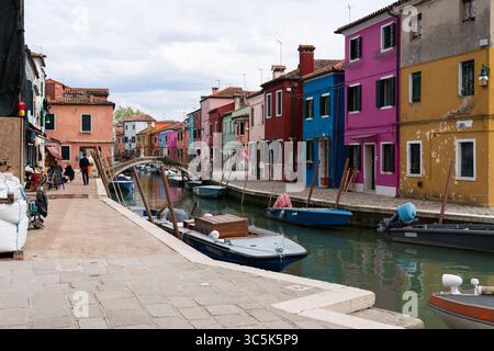 Blick auf die Insel Burano in der Lagune von Venedig, Italien Stockfoto