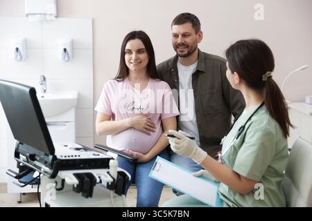 Schwangere Paare bei pränataler Ultraschalluntersuchung in der Klinik Stockfoto