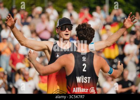 Düsseldorf, Deutschland. 30. Juli 2025. Beachvolleyball: Europameisterschaften, Männer, Gruppenbühne, Rochusclub. Henning/Wüst (Deutschland) - Gavira/Huerta (Spanien). Paul Henning (l) und Lui Wüst feiern nach dem Spiel. Quelle: Marius Becker/dpa/Alamy Live News Stockfoto