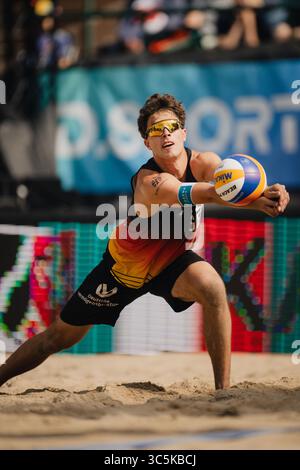 Düsseldorf, Deutschland. 30. Juli 2025. Beachvolleyball: Europameisterschaften, Männer, Gruppenbühne, Rochusclub. Henning/Wüst (Deutschland) - Gavira/Huerta A. (Spanien). Lui Wüst spielt den Ball. Quelle: Marius Becker/dpa/Alamy Live News Stockfoto