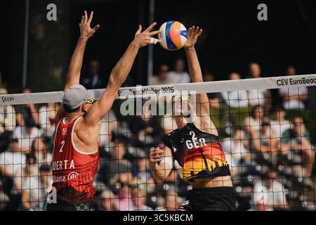 Düsseldorf, Deutschland. 30. Juli 2025. Beachvolleyball: Europameisterschaften, Männer, Gruppenbühne, Rochusclub. Henning/Wüst (Deutschland) - Gavira/Huerta A. (Spanien). Alejandro Huerta (l) versucht, Lui Wüst den Ball zu blockieren. Quelle: Marius Becker/dpa/Alamy Live News Stockfoto