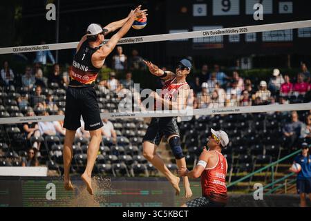Düsseldorf, Deutschland. 30. Juli 2025. Beachvolleyball: Europameisterschaften, Männer, Gruppenbühne, Rochusclub. Henning/Wüst (Deutschland) - Gavira/Huerta A. (Spanien). Paul Henning (l) blockiert einen Ball von Adrian Gavira. Quelle: Marius Becker/dpa/Alamy Live News Stockfoto