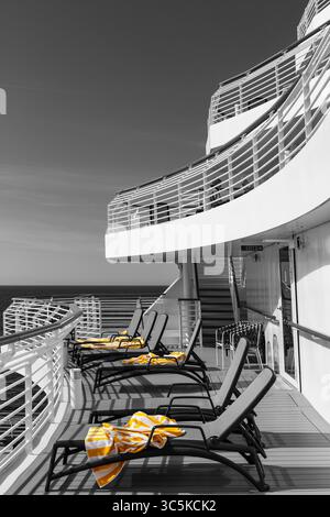 Sonnenliegen Sonnenliegen Sonnenliegen Sonnenliegen Sonnenliegen auf dem Deck des Kreuzfahrtschiffes Spirit of Adventure, das im Mai Dover, Kent, Großbritannien verlässt Stockfoto