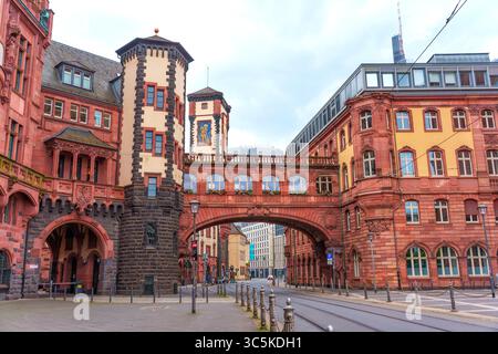Frankfurt, Deutschland - 10. Juni 2025: Architektonischer Blick auf die Seufzerbrücke in Frankfurt, mit markanten roten Sandsteinstrukturen, i Stockfoto