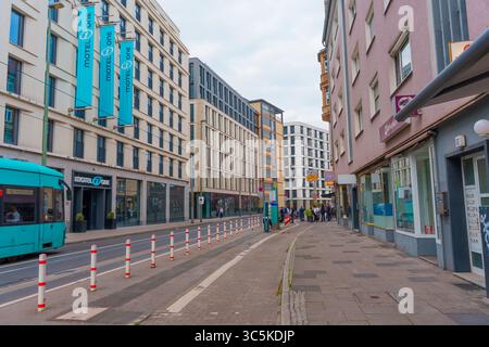 Frankfurt, Deutschland - 10. Juni 2025: Straßenblick mit modernen Gebäuden, öffentlichen Verkehrsmitteln und Fußgängern in Frankfurt, Deutschland, Under Stockfoto