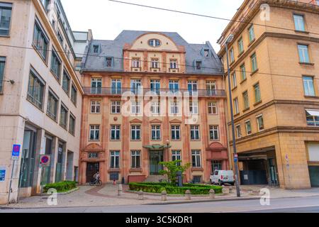 Frankfurt, Deutschland - 10. Juni 2025: Architektonischer Blick auf die historische Bürovilla Weissfrauenhof, umgeben von modernen Gebäuden in Frankfurt, Stockfoto