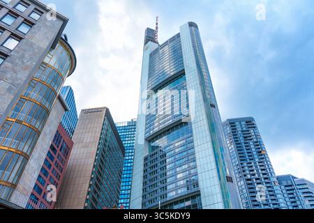 Frankfurt, Deutschland - 10. Juni 2025: Dramatische urbane Skyline mit hoch aufragenden modernen Wolkenkratzern in Frankfurt, Deutschland unter bewölktem Himmel mit Dynamik Stockfoto