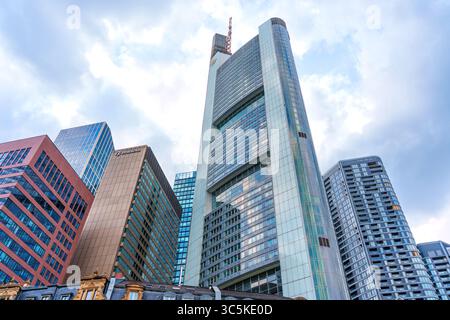 Frankfurt, Deutschland - 10. Juni 2025: Hohe Wolkenkratzer mit reflektierenden Glasfassaden vor einem bewölkten Himmel in Frankfurt, Deutschland, die zeitgenössisch zeigen Stockfoto