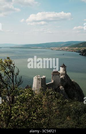 Aus nächster Nähe auf die Türme der Festung Golubac, die auf einem felsigen Hügel über der Donau in Serbien thront. Stockfoto