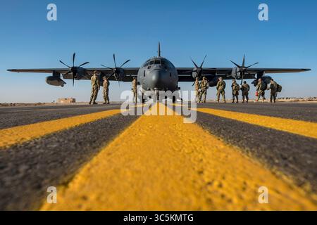 Flieger der 1st Expeditionary Rescue Group bereiten sich auf den Start ihres HC-130J Combat King II am 24. Februar 2020 an einem unbekannten Ort in Südwestasien vor. Die Mission des Combat King II umfasst Bergungsoperationen, Flugabwurf, Luft-Luft-Tanken im Hubschrauber und Bodenbetankung im vorderen Bereich. Stockfoto