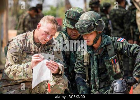 Soldaten des 3. Bataillons, des 7. Feldartillerie-Regiments und der Mörderarmee des 2. Bataillons, 35. Infanterieregiments, führen während des Hanuman Guardian 20 am 26. Februar 2020 in Korat, Thailand eine Einführungsklasse mit ihren Kollegen aus dem 6. Feldartillerie-Regiment, dem 23. Bataillon, der Royal Thai Army durch. Die Klassen bestanden aus Krateranalysen, einem Aufruf zur Feuerklasse und Mörtelbohrungen, um indirekte Brände effektiv einzusetzen. Stockfoto