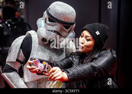 28. Februar 2020, Chicago, Illinois, USA: The Rhinestone Stormtrooper posiert mit einem Betrüger auf der C2E2 (Foto: © Chris Riha/ZUMA Wire) Stockfoto
