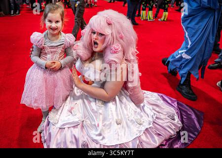 28. Februar 2020, Chicago, Illinois, USA: Cosplayer Bakamono posiert für Bilder mit einer begeisterten Prinzessin auf der C2E2 (Credit Image: © Chris Riha/ZUMA Wire) Stockfoto