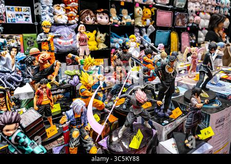 Februar 2020, Chicago, Illinois, USA: Waren und Statuen zum Verkauf auf der C2E2 (Bild: © Chris Riha/ZUMA Wire) Stockfoto