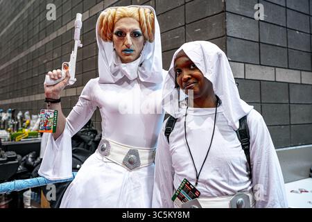 Februar 2020, Chicago, Illinois, USA: Ein Paar Padme Amidala Cosplayer auf der C2E2 (Foto: © Chris Riha/ZUMA Wire) Stockfoto