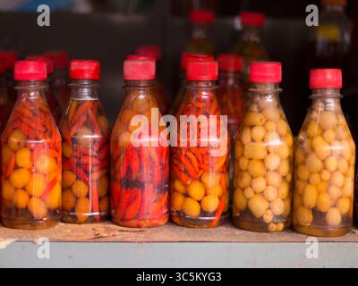 Eingelegte rote und gelbe Paprika in Flaschen. Stockfoto