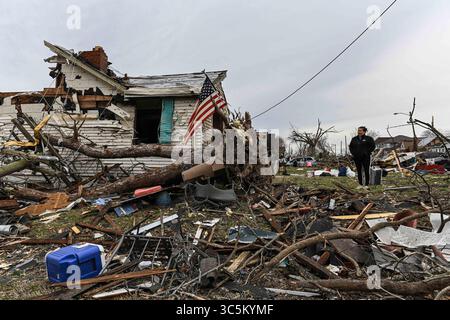 4. März 2020, Nashville, Tennessee, USA: Eine amerikanische Flagge weht auf einem umgestürzten Baum und Trümmern in East Nashville, TN, als Hilfsmaßnahmen im Gange sind, nachdem ein tödlicher Tornado das Gebiet am 3. März 2020 verwüstete. (Bild: © Lisbeth Norton/ZUMA Wire) Stockfoto