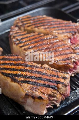 Nahaufnahme von 3 Ribeye-Steaks mit markanten Grillmarkierungen Stockfoto