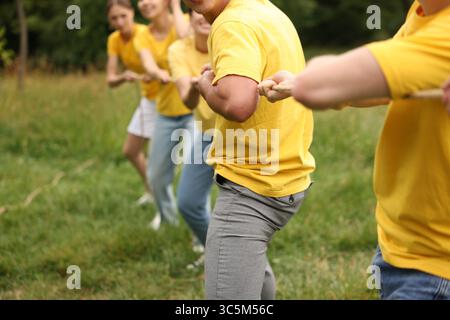 Teambildung. Eine Gruppe von Leuten, die draußen mit Seil ziehen, Nahaufnahme Stockfoto