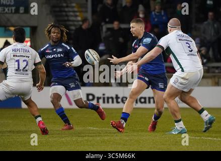 Sale Sharks Stand-off Rob du Preez lädt den Ball zum Sale Sharks Wing Marland Yarde während eines Gallagher Premiership Rugby Union Matches, gewonnen von Sharks 39:0, Freitag, 6. März 2020, in Eccles, Vereinigtes Königreich. (Foto von IOSESPA-Images)(Kreditbild: &Copy; ESPA Photo Agency/CSM via ZUMA Wire) Stockfoto