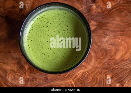 Blick von oben auf eine traditionelle japanische Schüssel mit frischem grünem Matcha-Tee Stockfoto