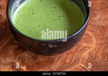 Nahaufnahme einer traditionellen japanischen Schüssel mit frischem grünem Matcha-Tee Stockfoto