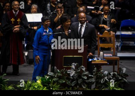Die Astronauten (von links) Dr. Yvonne Cagle, Dr. Mae Jemison, die erste afroamerikanische Frau im Weltraum, und Leland Melvin erhalten Standing Ovations bei Katherine Johnsons Gedenkgottesdienst im Convocation Center der Hampton University. Die Astronauten sprachen darüber, dass ohne Katherine Johnsons Wegbereiter für Farbige in der NASA ihre Karriere heute völlig anders ausfallen würde. Johnson war ein Mathematiker der NASA, dessen Berechnungen der Orbitalmechanik entscheidend für den Erfolg der frühen US-Raumflüge waren. (Credit Image: © John C. Clark/ZUMA Wire) Johnson war ein Mathematiker der NASA, dessen c Stockfoto