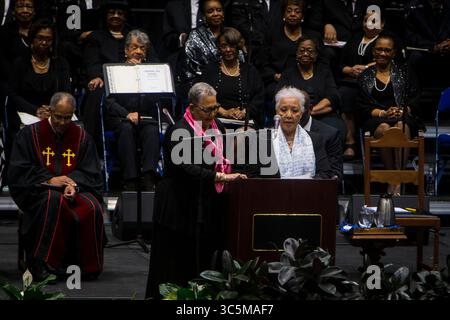 Die Töchter Joylette Hylick und Kathrine Moore sprechen über ihre Mutter Katherine Johnson bei ihrer Gedenkfeier im Convocation Center der Hampton University. Die älteste Tochter, Katherine Moore, sagte, das Leben würde anders sein, jetzt, da Mom weg ist, aber war froh, dass ihre Mutter jetzt beim Herrn war. Johnson war ein Mathematiker der NASA, dessen Berechnungen der Orbitalmechanik entscheidend für den Erfolg der frühen US-Raumflüge waren. Johnson war ein Mathematiker der NASA, dessen Berechnungen der Orbitalmechanik entscheidend für den Erfolg der frühen USA waren Stockfoto
