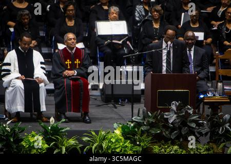 Clayton P. Turner, Direktor des Langley Research Center der NASA, spricht über Katherine Johnsons Karriere bei der NASA während ihrer Gedenkfeier im Convocation Center der Hampton University. Turner, die 1990, drei Jahre nach Katherine Johnsons Pensionierung, ins Zentrum kam, erinnerte sich aber an ihren bleibenden Eindruck im Zentrum. Johnson war ein Mathematiker der NASA, dessen Berechnungen der Orbitalmechanik entscheidend für den Erfolg der frühen US-Raumflüge waren. Johnson war ein Mathematiker der NASA, dessen Berechnungen der Orbitalmechanik entscheidend für den Erfolg von Early waren Stockfoto