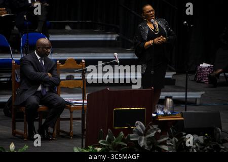 Dr. Shelia J. Maye singt das „Lord’s Prayer“ bei Katherine Johnsons Gedenkgottesdienst im Convocation Center der Hampton University. Johnson war ein Mathematiker der NASA, dessen Berechnungen der Orbitalmechanik entscheidend für den Erfolg der frühen US-Raumflüge waren. Johnson war ein Mathematiker der NASA, dessen Berechnungen der Orbitalmechanik entscheidend für den Erfolg früherer US-Raumflüge waren. (Bild: © John C. Clark/ZUMA Wire) Stockfoto