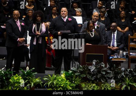Die Enkel von Katherine Johnson erzählen Geschichten über ihre Großmutter während ihrer Gedenkfeier im Convocation Center der Hampton University. Troy Hylick, Katherines ältester Enkel, sagte, dass seine Großmutter „echte“ Gespräche zwischen ihnen erlaubte, aber keine „bunten“ Sprache erlaubte. Johnson war ein Mathematiker der NASA, dessen Berechnungen der Orbitalmechanik entscheidend für den Erfolg der frühen US-Raumflüge waren. Johnson war ein Mathematiker der NASA, dessen Berechnungen der Orbitalmechanik entscheidend für den Erfolg des Ohr waren Stockfoto