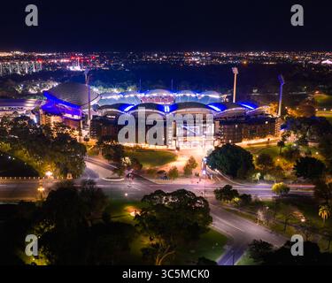 North Adelaide, Australien - 6. Februar 2025: Aus der Vogelperspektive erleuchtet Adelaide Oval mit leuchtenden Lichtern, Kontrast zum dunklen Himmel und dem umliegenden war Memorial Drive. Stockfoto