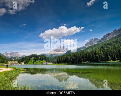 Wundervolle Landschaft, Antorno See mit berühmten Dolomiten Gipfel der Drei Zinnen im Hintergrund, im östlichen Dolomiten, Italien Europa. Beaut Stockfoto