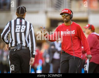 8. März 2020: Cheftrainer der DC-Verteidiger PEP Hamilton unterhält sich mit dem Schiedsrichter Kevin Scott (28) während des Spiels zwischen den DC-Verteidigern und den St. Louis Battlehawks im Audi Field in Washington, D.C. Cory Royster/Cal Sport Media (Kreditbild: &Copy; Cory Royster/CSM via ZUMA Wire) Stockfoto