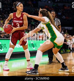 8. März 2020 Las Vegas, NV, USA Stanford Kardinalgarde Anna Wilson (3) will den Ball während der NCAA Pac 12 Women's Basketball Tournament Championship zwischen Oregon Ducks und dem Stanford Cardinal 56-89, der im Mandalay Bay Event Center Las Vegas, NV, verloren ging, passieren. Thurman James/CSM(Credit Image: &Copy; Thurman James/CSM via ZUMA Wire) Stockfoto