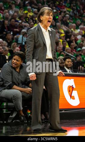 März 2020 Las Vegas, NV, USA Stanford Cardinal Cheftrainer Tara Vanderveer, Spielmannschaft bei der NCAA Pac 12 Women's Basketball Tournament Championship zwischen Oregon Ducks und dem Stanford Cardinal 56-89, verloren im Mandalay Bay Event Center Las Vegas, NV. Thurman James/CSM(Credit Image: &Copy; Thurman James/CSM via ZUMA Wire) Stockfoto