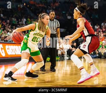 März 2020 Las Vegas, NV, USA Sabrina Ionescu (20), die Garde der Oregon Ducks, geht während der NCAA Pac 12 Women's Basketball Tournament Championship zwischen Oregon Ducks und dem Stanford Cardinal 89-56 im Mandalay Bay Event Center Las Vegas, NV, in den Korb. Thurman James/CSM(Credit Image: &Copy; Thurman James/CSM via ZUMA Wire) Stockfoto