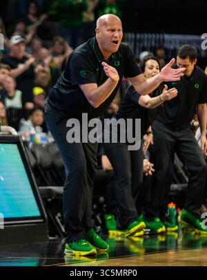 08. März 2020 Las Vegas, NV, USA Oregon Ducks Cheftrainer Kelly Graves Court spielte bei der NCAA Pac 12 Women's Basketball Tournament Championship zwischen Oregon Ducks und dem Stanford Cardinal 89-56 im Mandalay Bay Event Center Las Vegas, NV. Thurman James/CSM(Credit Image: &Copy; Thurman James/CSM via ZUMA Wire) Stockfoto