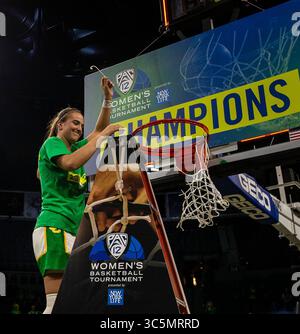 März 2020 Las Vegas, NV, USA Sabrina Ionescu, die Garde der Oregon Ducks, schneidet das Spielnetz nach der NCAA Pac 12 Women's Basketball Tournament Championship zwischen Oregon Ducks und dem Stanford Cardinal 89-56 im Mandalay Bay Event Center Las Vegas, NV. Thurman James/CSM(Credit Image: &Copy; Thurman James/CSM via ZUMA Wire) Stockfoto