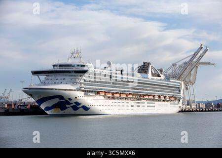 9. März 2020, Oakland, Kalifornien, USA: Das Kreuzfahrtschiff Grand Princess legt am 9. März 2020 im Hafen von Oakland in Oakland, Kalifornien, an, während das Notfallpersonal an Bord der Passagiere arbeitet. (Kreditbild: © Brittany Hosea-Small/ZUMA Wire) Stockfoto