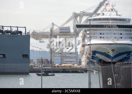 9. März 2020, Oakland, Kalifornien, USA: Das Kreuzfahrtschiff Grand Princess legt im Hafen von Oakland an und entlädt Passagiere. Die Großprinzessin hat mindestens 21 Coronavirus-Fälle an Bord. Die US-Behörden heben die Risiken von Reisen auf Kreuzfahrtschiffen hervor, da das Land mehr COVID-19-Fälle meldet. (Kreditbild: © Brittany Hosea-small/ZUMA Wire/ZUMAPRESS.com) Stockfoto