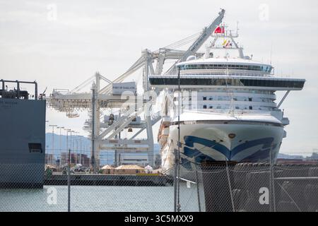 9. März 2020, Oakland, Kalifornien, USA: Das Kreuzfahrtschiff Grand Princess legt im Hafen von Oakland an und entlädt Passagiere. Die Großprinzessin hat mindestens 21 Coronavirus-Fälle an Bord. Die US-Behörden heben die Risiken von Reisen auf Kreuzfahrtschiffen hervor, da das Land mehr COVID-19-Fälle meldet. (Kreditbild: © Brittany Hosea-small/ZUMA Wire/ZUMAPRESS.com) Stockfoto